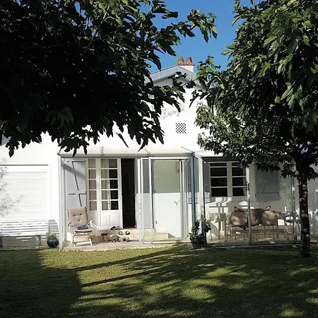 Hébergement de vacances Charmante Maison 5 Pers, Wi-fi, Proche - Fr-1-323-537 *